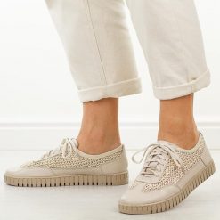 Beżowe lotos skórzane Polskie półbuty damskie Deoni D653. Brązowe półbuty wsuwane Deoni, na jesień, bez wzorów, z jeansu, casualowe, z okrągłym noskiem, bez obcasa, na płaskiej podeszwie. W wyprzedaży za 395.10 zł.