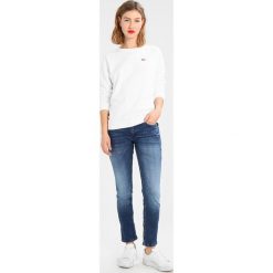 Levi's® RELAXED CLASSIC CREW Bluza white. Bluzy bez kaptura marki Levi's. Za 219.00 zł.