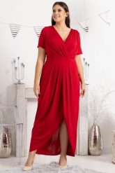Sukienka na sylwestra długa z kopertowym dekoltem LIZBONA long czerwona. Czerwone sukienki KARKO, na imprezę, plus size, bez wzorów, z dzianiny, eleganckie, bez kołnierzyka, plus size, bez ramiączek, maxi, dopasowane. Za 289.50 zł.