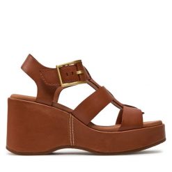 Sandały Clarks. Brązowe sandały Clarks, bez wzorów, bez obcasa, na koturnie, bez zapięcia. Za 279.99 zł.
