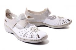 RIEKER 41368-80 white, sandały damskie. Białe sandały Rieker, w ażurowe wzory, bez obcasa, na koturnie, bez zapięcia. Za 269.90 zł.