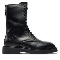 Botki Calvin Klein. Czarne botki Calvin Klein, bez wzorów, bez obcasa, na płaskiej podeszwie, bez zapięcia. Za 479.99 zł.
