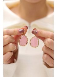 L'Atelier de Gaia Pozłacane kolczyki z elementami ozdobnymi rozmiar: onesize. Różowe kolczyki L'Atelier de Gaia, pozłacane. Za 100.04 zł.