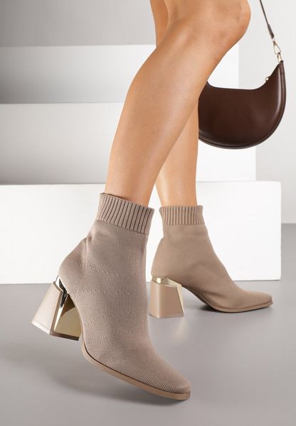 Ciemnobeżowe Botki na Słupku z Elastyczną Cholewką i Metaliczną Aplikacją Zarimere. Brązowe botki Renee, z aplikacjami, z jeansu, klasyczne, bez obcasa, na obcasie, bez zapięcia. Za 139.99 zł.