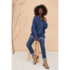Koszula Damska H 8803 BS Jeans. Koszule blue shadow, bez wzorów, z bawełny, bez kołnierzyka, bez ramiączek. W wyprzedaży za 149.95 zł.