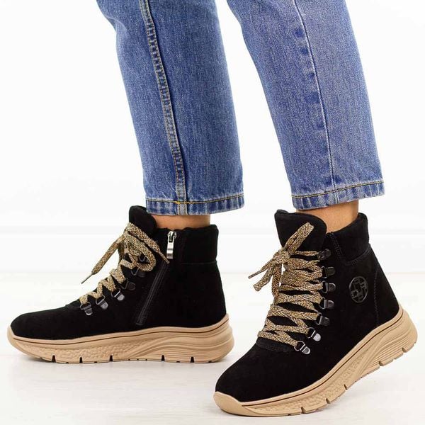 Czarne skórzane botki damskie Filippo Dbt7290/25. Czarne botki Filippo, bez wzorów, z jeansu, eleganckie, z okrągłym noskiem, bez obcasa, na płaskiej podeszwie, bez zapięcia. Za 319.00 zł.