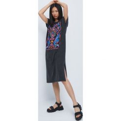 Medicine sukienka bawełniana kolor szary midi oversize. Szare sukienki MEDICINE, m, bez wzorów, z bawełny, bez kołnierzyka, bez ramiączek, midi, oversize. Za 89.90 zł.