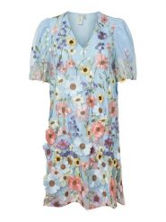 YAS Sukienka koktajlowa Flowering 26037387 Błękitny Loose Fit. Niebieskie sukienki YAS, bez wzorów, z syntetyku, wizytowe, bez kołnierzyka, bez ramiączek. Za 479.99 zł.