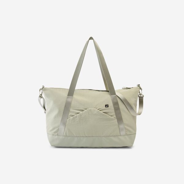 Torba sportowa Decathlon 28 litrów. Zielone torby sportowe Decathlon, bez wzorów, z materiału, na ramię. Za 99.99 zł.