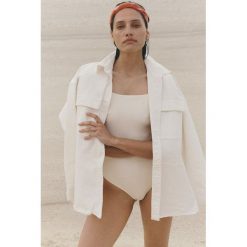 MUUV. koszula bawełniana oversize SHAY damska kolor beżowy relaxed z kołnierzykiem klasycznym. Brązowe koszule MUUV, l, bez wzorów, z bawełny, klasyczne, bez kołnierzyka, bez ramiączek. W wyprzedaży za 364.99 zł.