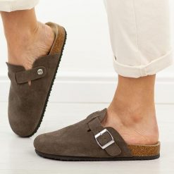 C. Brązowe skórzane klapki damskie Vinceza 101332. Brązowe klapki VINCEZA, bez wzorów, z bawełny, eleganckie, bez obcasa, na płaskiej podeszwie, bez zapięcia. Za 159.00 zł.