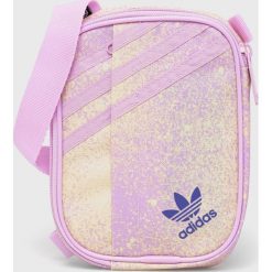Adidas Originals saszetka kolor różowy. Czerwone nerki i saszetki adidas Originals, bez wzorów, z materiału, bez dodatków. W wyprzedaży za 77.99 zł.
