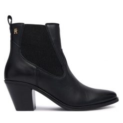 Botki Tommy Hilfiger. Czarne botki Tommy Hilfiger, bez wzorów, bez obcasa, na słupku, bez zapięcia. Za 749.99 zł.