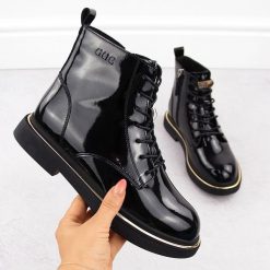 Skórzane botki damskie lakierowane czarne Goe OO2N4109. Czarne botki GOE, bez wzorów, z lakierowanej skóry, eleganckie, bez obcasa, bez zapięcia. Za 230.00 zł.
