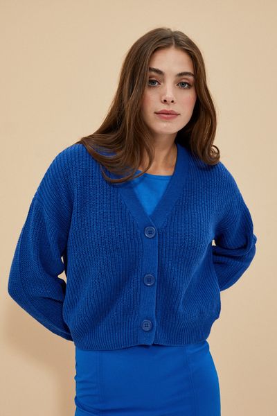 Krótki kardigan zapinany na guziki niebieski. Niebieskie swetry MOODO, l, bez wzorów, z bawełny, bez ramiączek. W wyprzedaży za 53.99 zł.