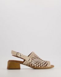 SKÓRZANE SANDAŁY 00304506D 83 BEI. Sandały Venezia, bez wzorów, ze skóry, bez obcasa, bez zapięcia. Za 349.00 zł.