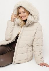 Ciemnobeżowa Taliowana Kurtka z Pikowanymi Przeszyciami i Kapturem z Futrem Acindria. Brązowe kurtki Born2be, plus size, bez wzorów, z dzianiny. Za 229.99 zł.
