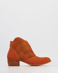POMARAŃCZOWE BOTKI DAMSKIE C703 SERR ORANGE. Brązowe botki Venezia, bez wzorów, ze skóry, bez obcasa, bez zapięcia. Za 449.00 zł.