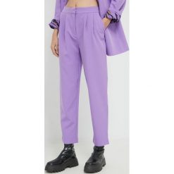 Vila spodnie damskie kolor fioletowy proste high waist. Fioletowe spodnie materiałowe Vila, bez wzorów, z materiału, z podwyższonym stanem. W wyprzedaży za 109.99 zł.