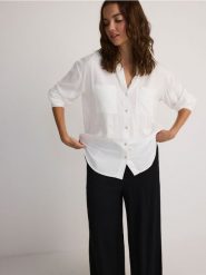 Koszula z wiskozy - złamana biel. Koszule Reserved, l, bez wzorów, z tkaniny, bez kołnierzyka, bez ramiączek. W wyprzedaży za 55.99 zł.