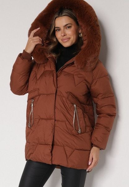 Brązowa Pikowana Kurtka o Pudełkowym Kroju z Odpinanym Futerkiem i Ozdobnym Suwakiem Hedilina. Brązowe kurtki Born2be, l, bez wzorów, z futra, eleganckie. Za 229.99 zł.