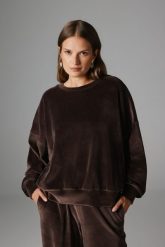 WELUROWA BLUZA PAULA CZEKOLADOWA M - Flawless. Brązowe bluzy Flawless, m, bez wzorów, z materiału, eleganckie, bez ramiączek, bez kaptura. Za 329.00 zł.