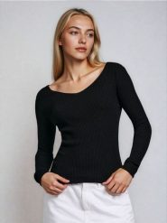 Prążkowany sweter z dekoltem V - czarny. Czarne swetry Sinsay, l, bez wzorów, prążkowane, bez ramiączek. Za 39.99 zł.