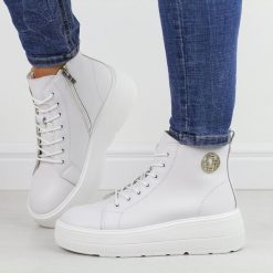 Białe skórzane botki damskie Filippo dbt6374/25. Białe botki Filippo, bez wzorów, z polaru, klasyczne, z okrągłym noskiem, bez obcasa, na platformie, bez zapięcia. W wyprzedaży za 254.15 zł.