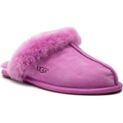 Kapcie UGG - W Scuffette II 5661 W/Bdc. Kapcie marki Cropp. W wyprzedaży za 319.00 zł.