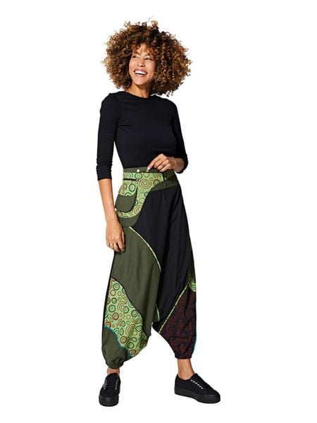 Aller Simplement Spodnie w kolorze czarno-zielonym rozmiar: 34/36. Czarne spodnie materiałowe Aller Simplement, bez wzorów, z bawełny, klasyczne, z standardowym stanem. Za 61.17 zł.