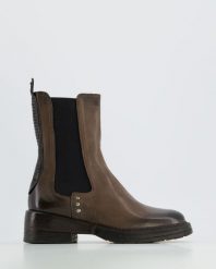 BRĄZOWE BOTKI F227K3 AFRI TAUP. Brązowe botki Venezia, bez wzorów, ze skóry, bez obcasa, bez zapięcia. Za 449.00 zł.