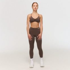 Legginsy damskie fitness z wysokim stanem cappuccino Fierce V-back. Brązowe legginsy GYMBEAM, bez wzorów, z elastanu, sportowe, długie. Za 113.90 zł.