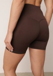 Brązowe Szorty Kolarki z Wysokim Stanem i Przeszyciem w Talii Daemtora. Brązowe szorty sportowe Born2be, bez wzorów, z podwyższonym stanem, na fitness i siłownię. Za 49.99 zł.