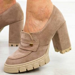 Beżowe zamszowe Polskie mokasyny damskie na słupku, loafersy Deoni D20. Brązowe mokasyny Deoni, bez wzorów, z zamszu. Za 299.00 zł.