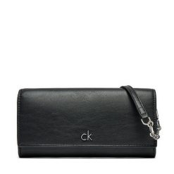 Torebka Calvin Klein. Czarne listonoszki Calvin Klein, bez wzorów, bez dodatków. Za 179.99 zł.