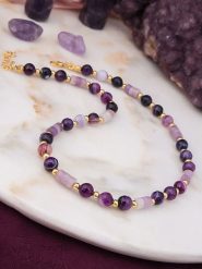 Pierres de Jade Pozłacany naszyjnik z elementami ozdobnymi - dł. 45 cm rozmiar: onesize. Różowe naszyjniki Pierres de Jade, z materiału, z ametystem, pozłacane. Za 69.99 zł.