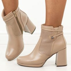 Beżowe botki damskie na słupku Jezzi Faf125B-2. Brązowe botki Jezzi, bez wzorów, z dzianiny, eleganckie, bez obcasa, na obcasie, bez zapięcia. Za 299.00 zł.