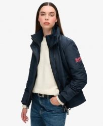 Superdry Kurtka Mtn Windbreaker damska z recyklingowanego poliestru. Niebieskie kurtki Superdry, bez wzorów, z bawełny, bez kaptura. Za 410.45 zł.