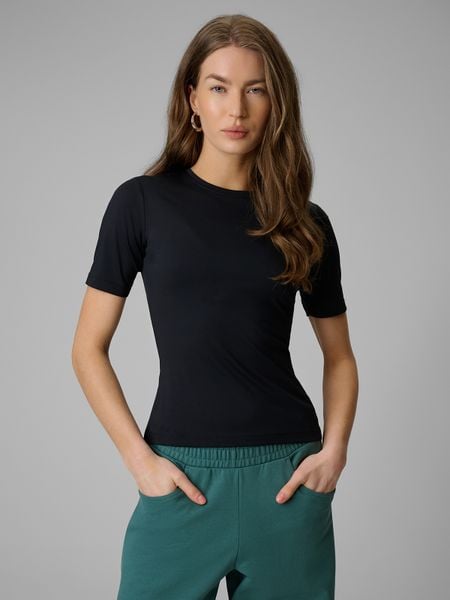 4F T-shirt slim gładki damski - czarny M. Czarne t-shirty 4f, m, bez wzorów, z materiału, bez kołnierzyka, bez ramiączek. Za 79.99 zł.