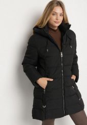 Czarna Pikowana Kurtka o Taliowanym Fasonie z Kapturem Acindrie. Czarne kurtki Born2be, na zimę, plus size, z aplikacjami, z jeansu, biznesowe, z kapturem. Za 229.99 zł.