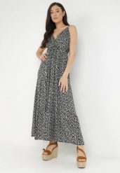 Czarna Sukienka Iantthamia. Czarne sukienki Born2be, m, bez wzorów, z wiskozy, bez kołnierzyka, bez ramiączek, maxi, kopertowe. W wyprzedaży za 119.99 zł.
