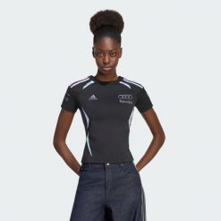 KOSZULKA AUDI REVOLUT F1 TEAM TEAMGEIST. Czarne t-shirty sportowe adidas, l, bez wzorów, z dzianiny, bez ramiączek. Za 259.00 zł.