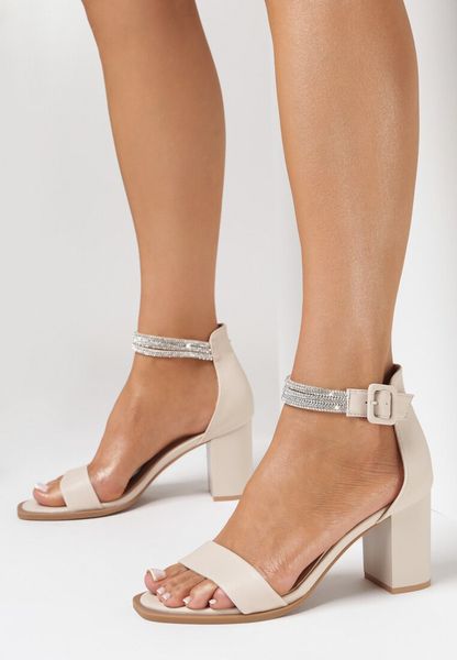 Beżowe Sandały Jibkey. Brązowe sandały Born2be, bez wzorów, z satyny, klasyczne, bez obcasa, na obcasie, bez zapięcia. Za 89.99 zł.