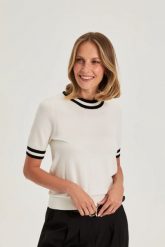 Sweter z krótkim rękawem biały. Białe swetry MOODO, l, bez wzorów, z poliamidu, bez ramiączek. Za 89.99 zł.