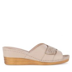 Klapki Go Soft. Brązowe klapki GO SOFT, bez wzorów, bez obcasa, bez zapięcia. Za 149.99 zł.