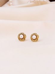 Pierres de Jade Pozłacane kolczyki-wkrętki z perłami rozmiar: onesize. Białe kolczyki Pierres de Jade, z perłą, pozłacane. Za 39.99 zł.