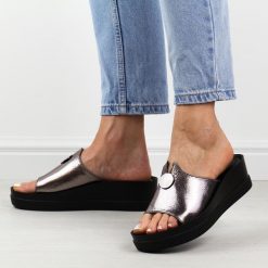Srebrne pw klapki damskie na platformie Potocki 21328. Szare klapki POTOCKI, z aplikacjami, ze skóry, eleganckie, bez obcasa, na platformie, bez zapięcia. Za 129.00 zł.
