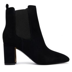 Botki Guess. Czarne botki Guess, z aplikacjami, bez obcasa, na słupku, bez zapięcia. Za 674.99 zł.