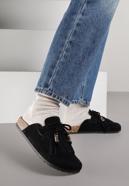 Czarne Klapki Mule z Imitacji Zamszu Zdobione Koralikami i Frędzlami Elwedena. Czarne klapki Born2be, z aplikacjami, z jeansu, boho, bez obcasa, na płaskiej podeszwie, bez zapięcia. Za 89.99 zł.