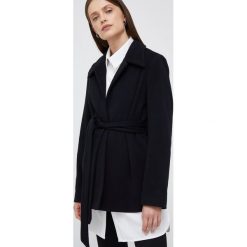 Calvin Klein płaszcz wełniany kolor czarny przejściowa. Czarne płaszcze Calvin Klein, bez wzorów, z wełny, klasyczne, bez kaptura. W wyprzedaży za 999.90 zł.